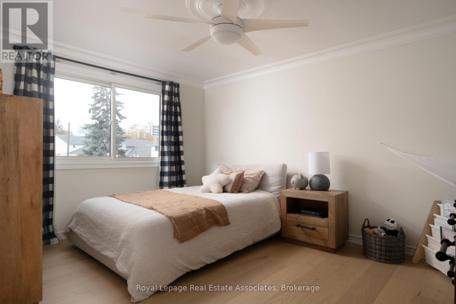 134 Fairwood Place W, Burlington, ON - Indoor Photo Showing Bedroom