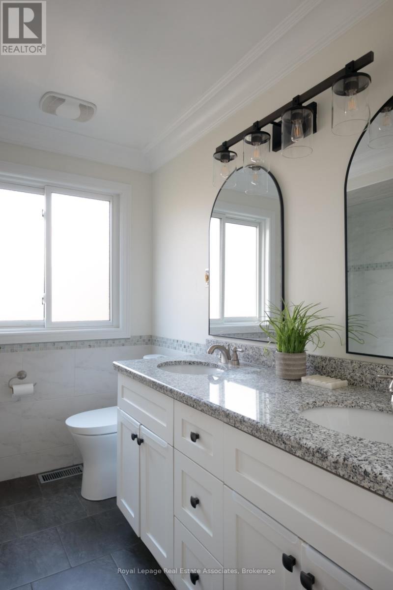 134 Fairwood Place W, Burlington, ON - Indoor Photo Showing Bathroom