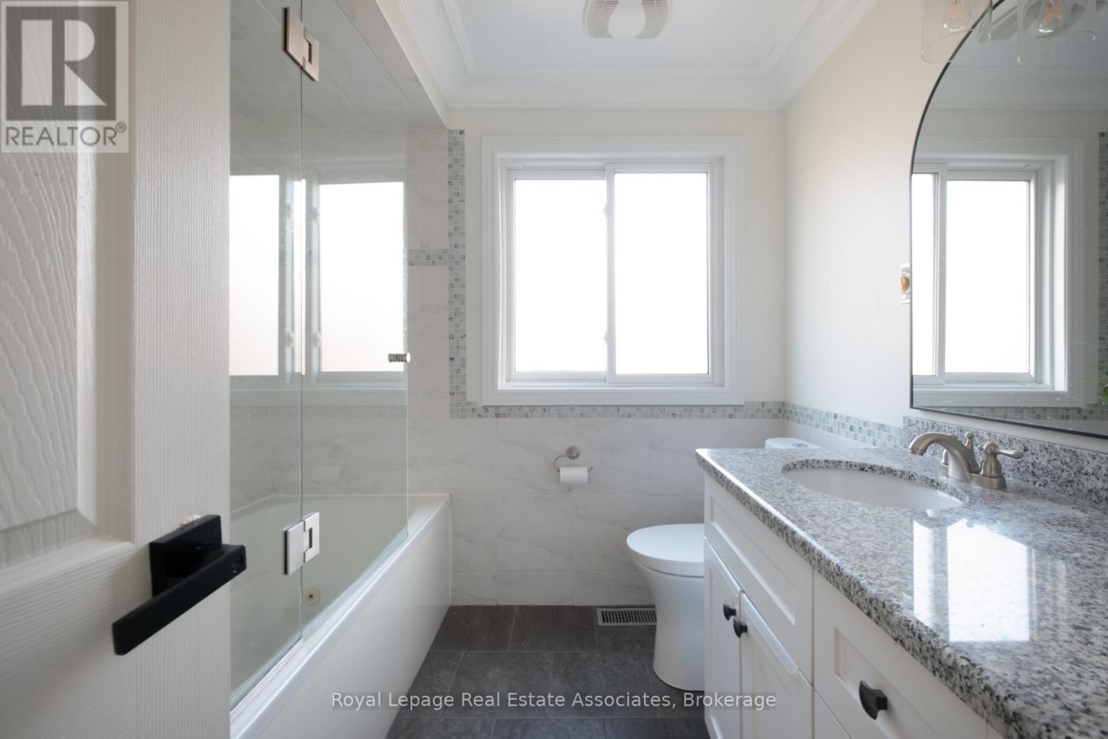 134 Fairwood Place W, Burlington, ON - Indoor Photo Showing Bathroom