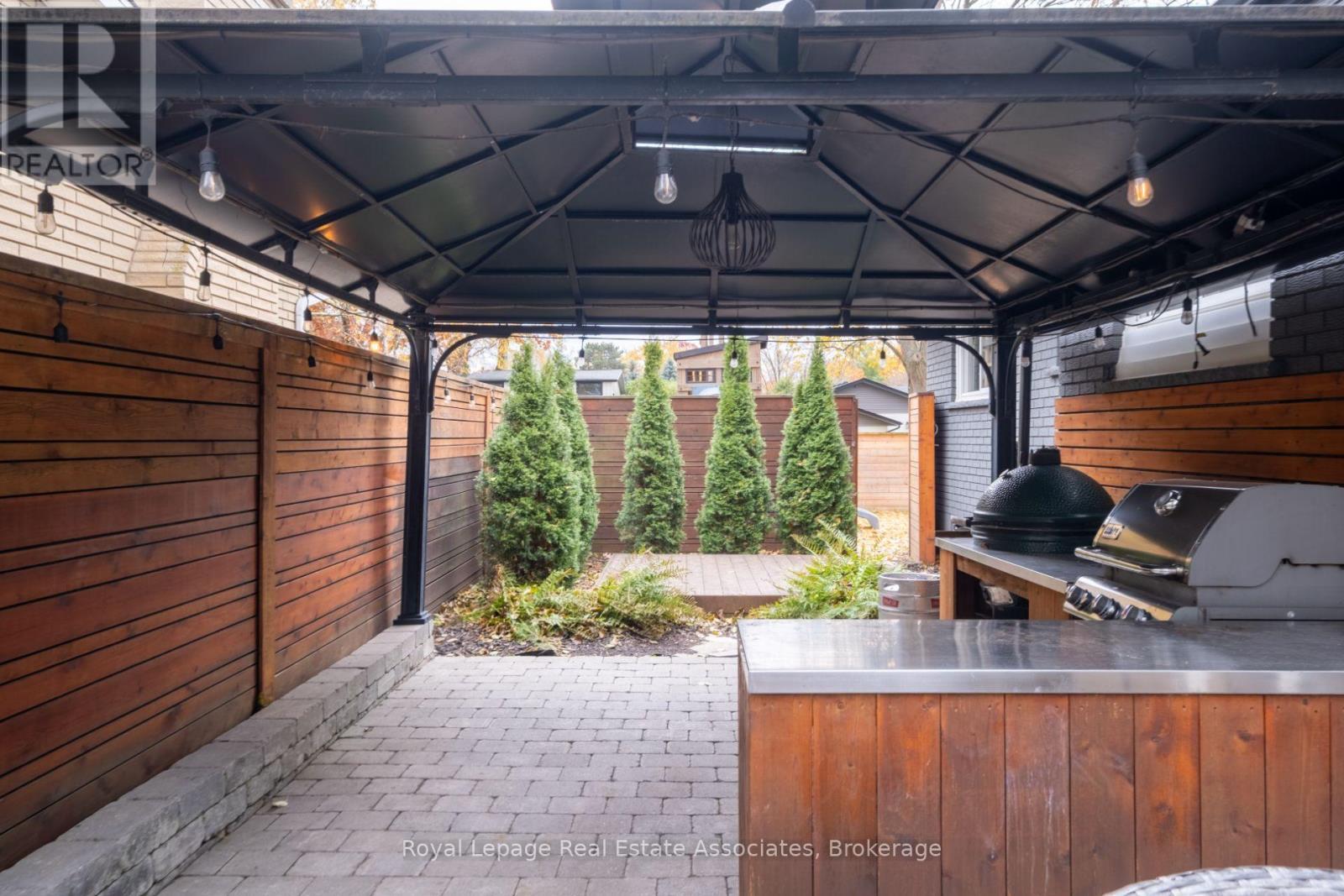 134 Fairwood Place W, Burlington, ON - With Exterior