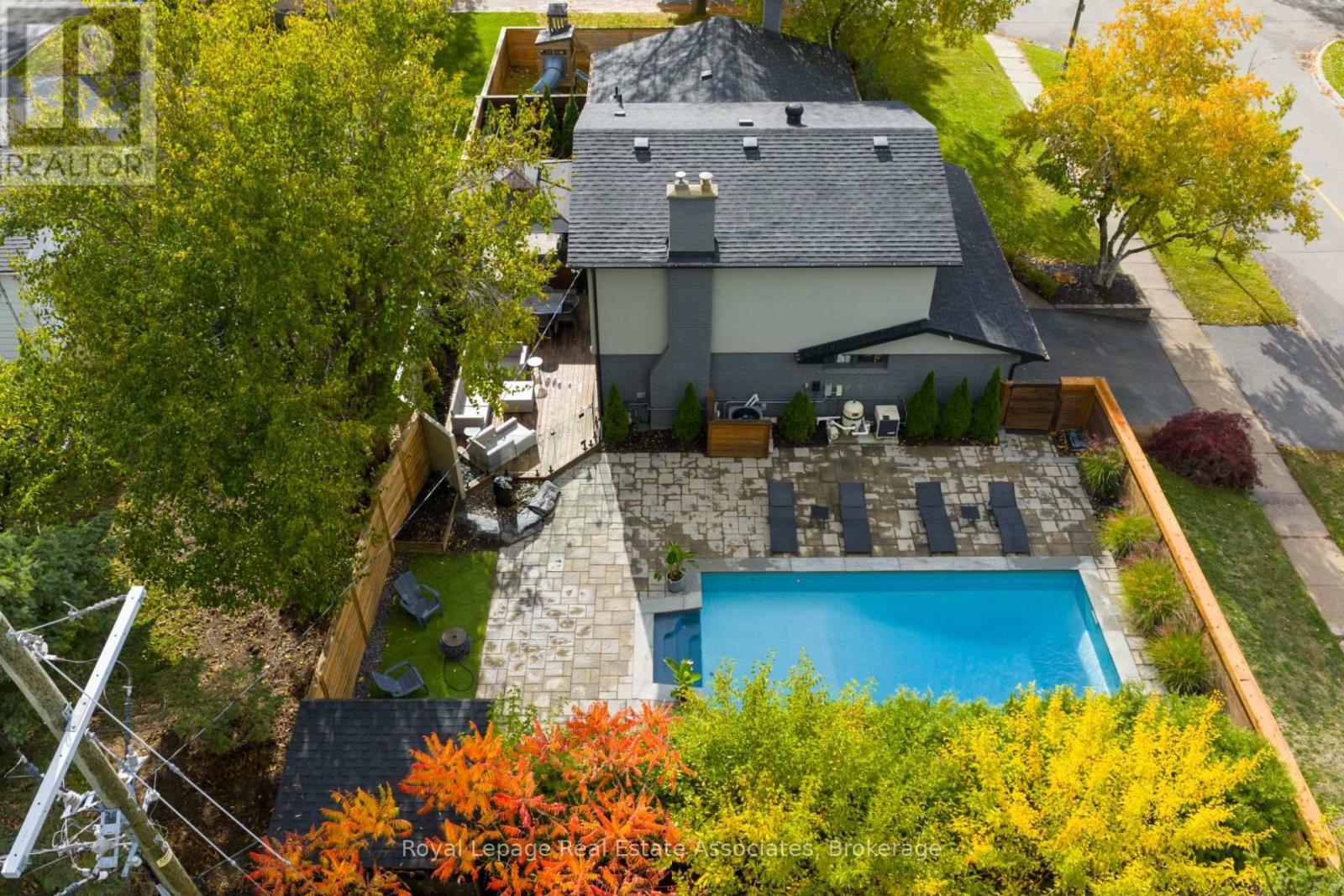 134 Fairwood Place W, Burlington, ON - Outdoor With In Ground Pool