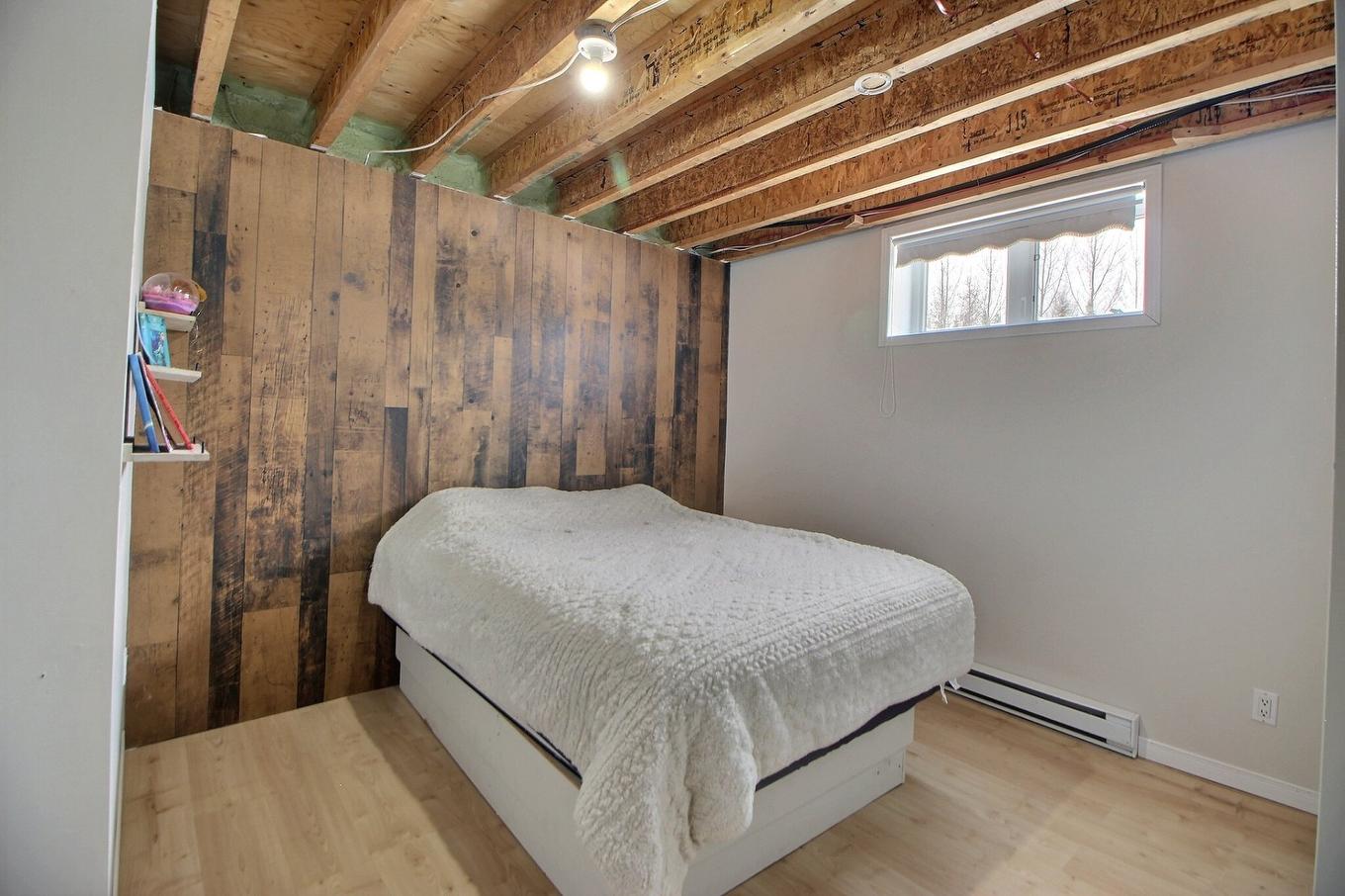 Bedroom - 226 8E-Et-9E-Rang O., Sainte-Gertrude-Manneville, QC - Indoor Photo Showing Basement