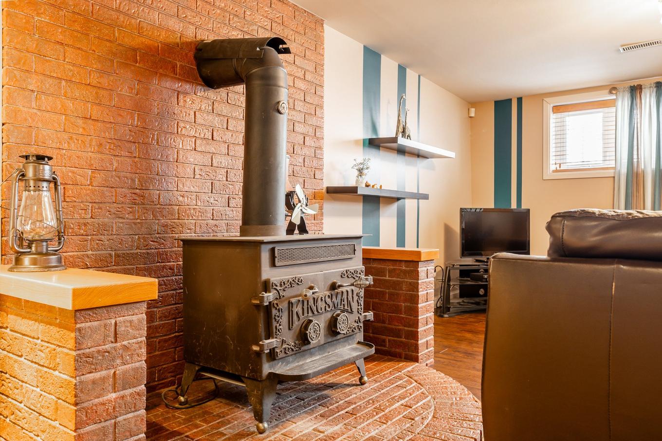 Salle familiale - 24 Rue Amireault, L'Épiphanie, QC - Indoor With Fireplace