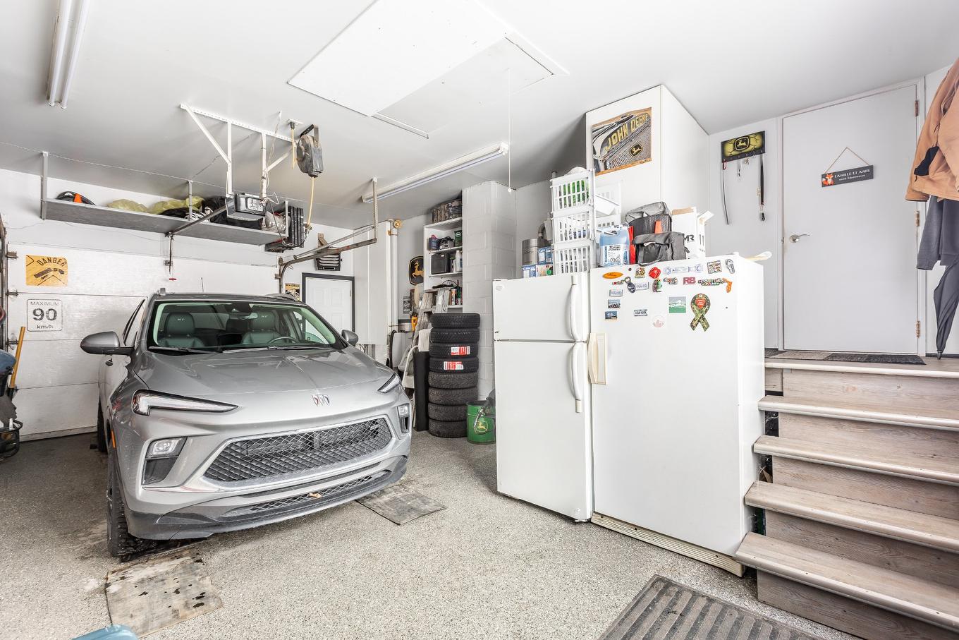 Garage - 24 Rue Amireault, L'Épiphanie, QC - Indoor Photo Showing Garage