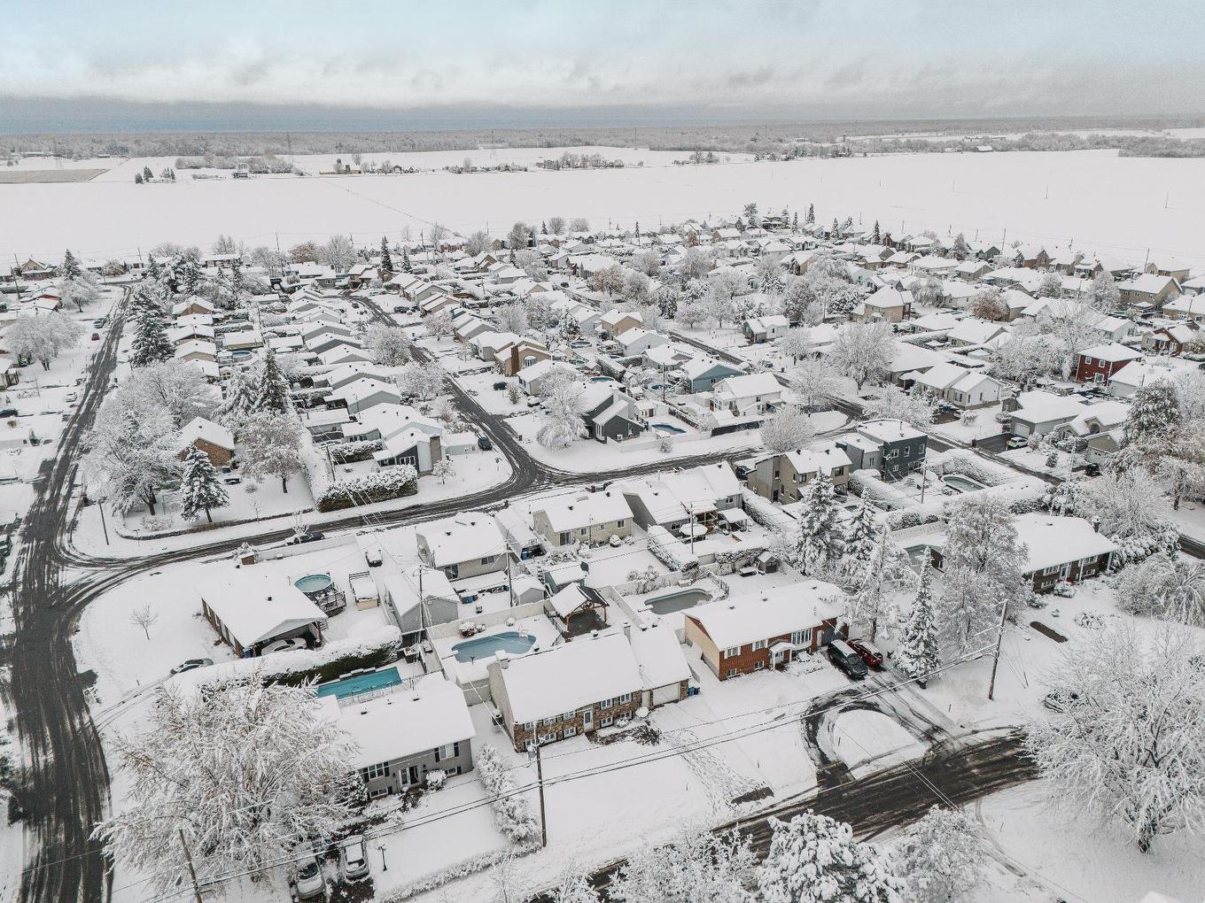 Photo aérienne - 24 Rue Amireault, L'Épiphanie, QC - Outdoor With View