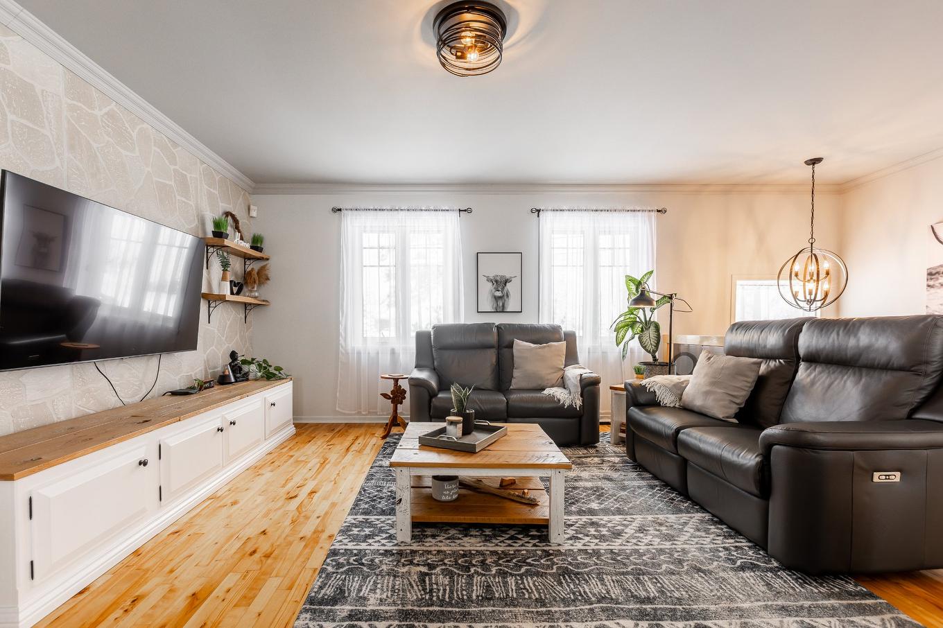 Salon - 24 Rue Amireault, L'Épiphanie, QC - Indoor Photo Showing Living Room