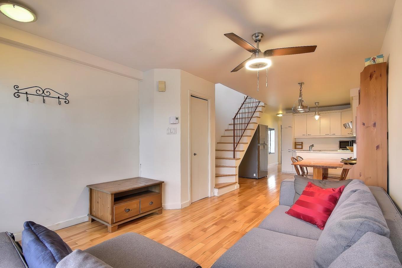 Living room - 6580 Rue Chabot, Montréal (Rosemont/La Petite-Patrie), QC - Indoor Photo Showing Living Room