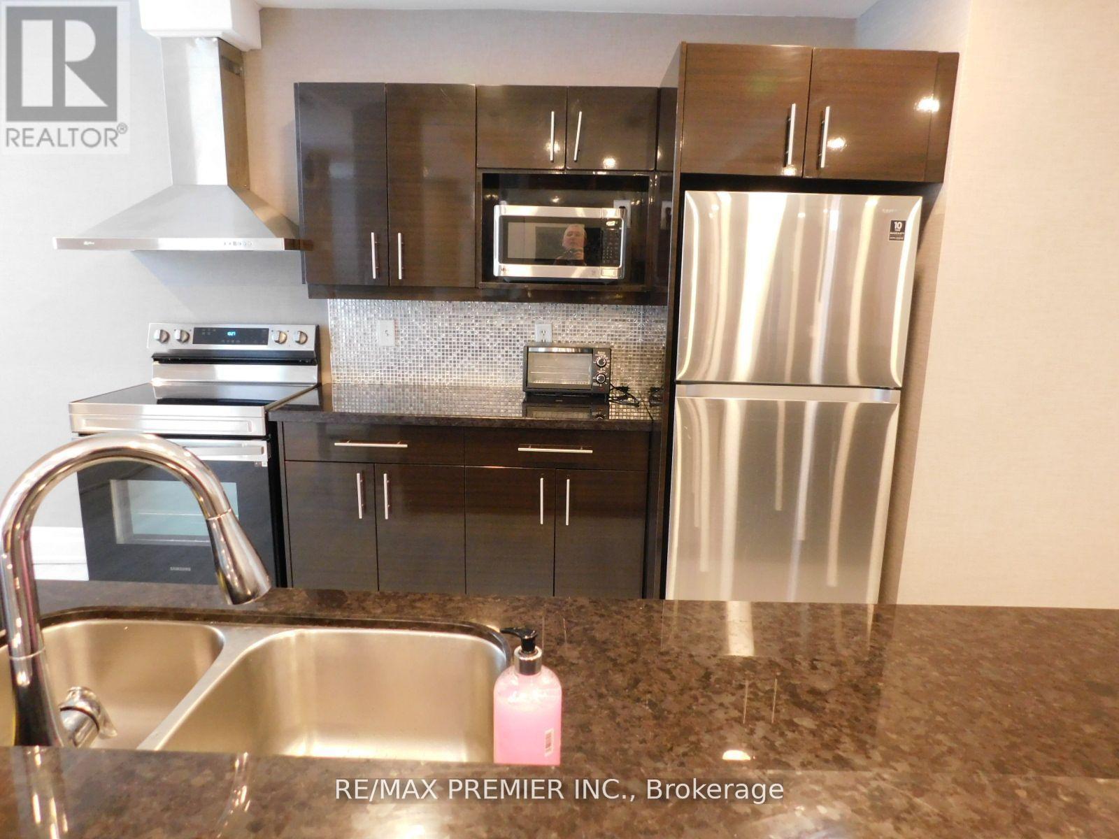 1213 - 39 Oneida Crescent, Richmond Hill, ON - Indoor Photo Showing Kitchen With Stainless Steel Kitchen With Double Sink With Upgraded Kitchen