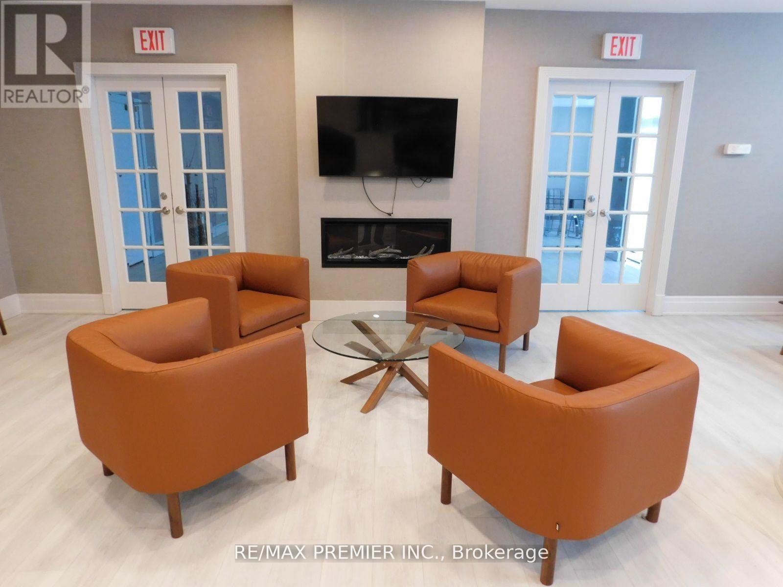 1213 - 39 Oneida Crescent, Richmond Hill, ON - Indoor Photo Showing Living Room With Fireplace