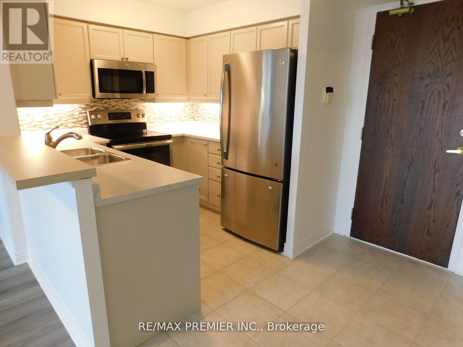 1213 - 39 Oneida Crescent, Richmond Hill, ON - Indoor Photo Showing Kitchen With Stainless Steel Kitchen With Double Sink