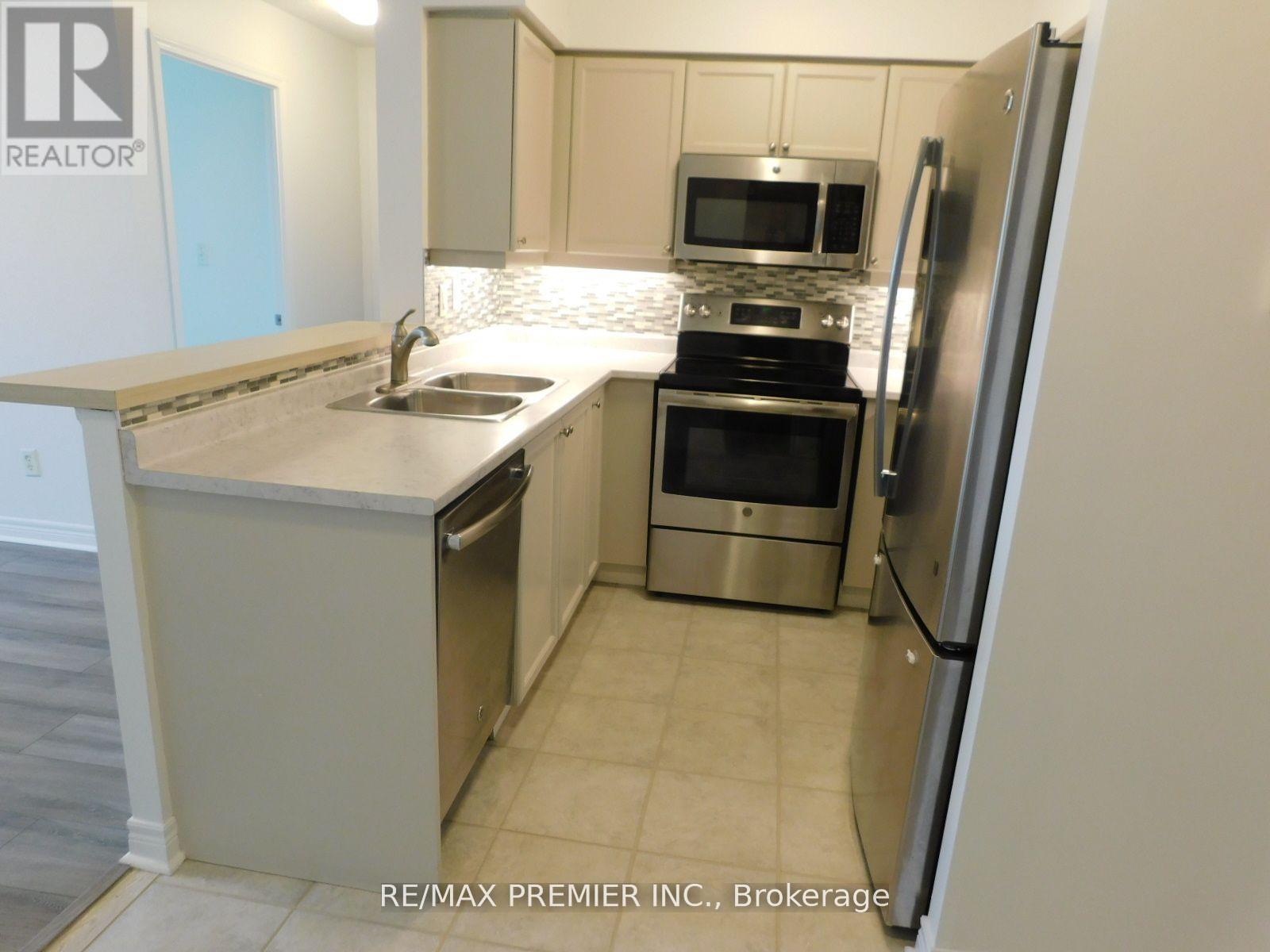 1213 - 39 Oneida Crescent, Richmond Hill, ON - Indoor Photo Showing Kitchen With Stainless Steel Kitchen With Double Sink