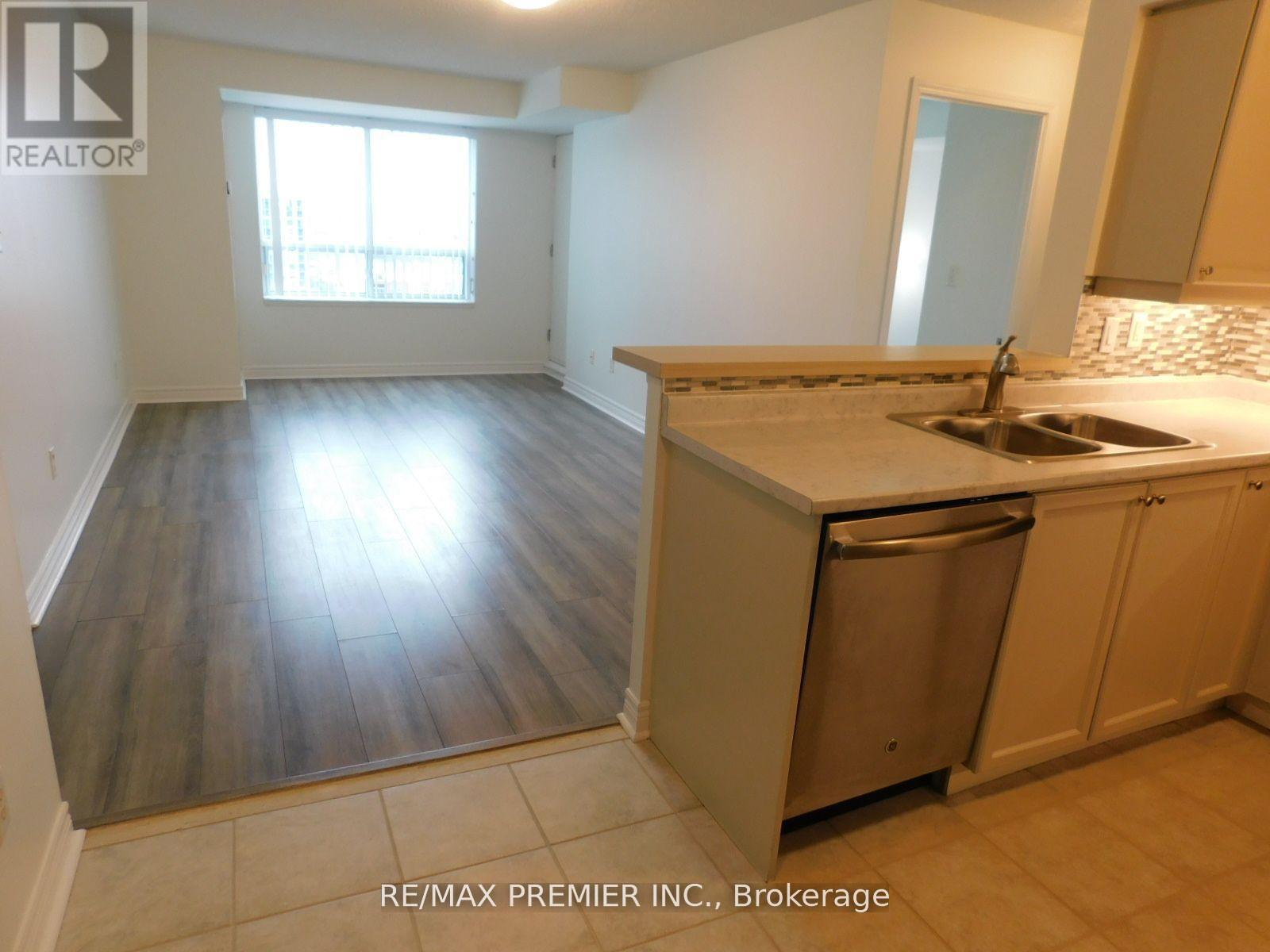 1213 - 39 Oneida Crescent, Richmond Hill, ON - Indoor Photo Showing Kitchen With Double Sink