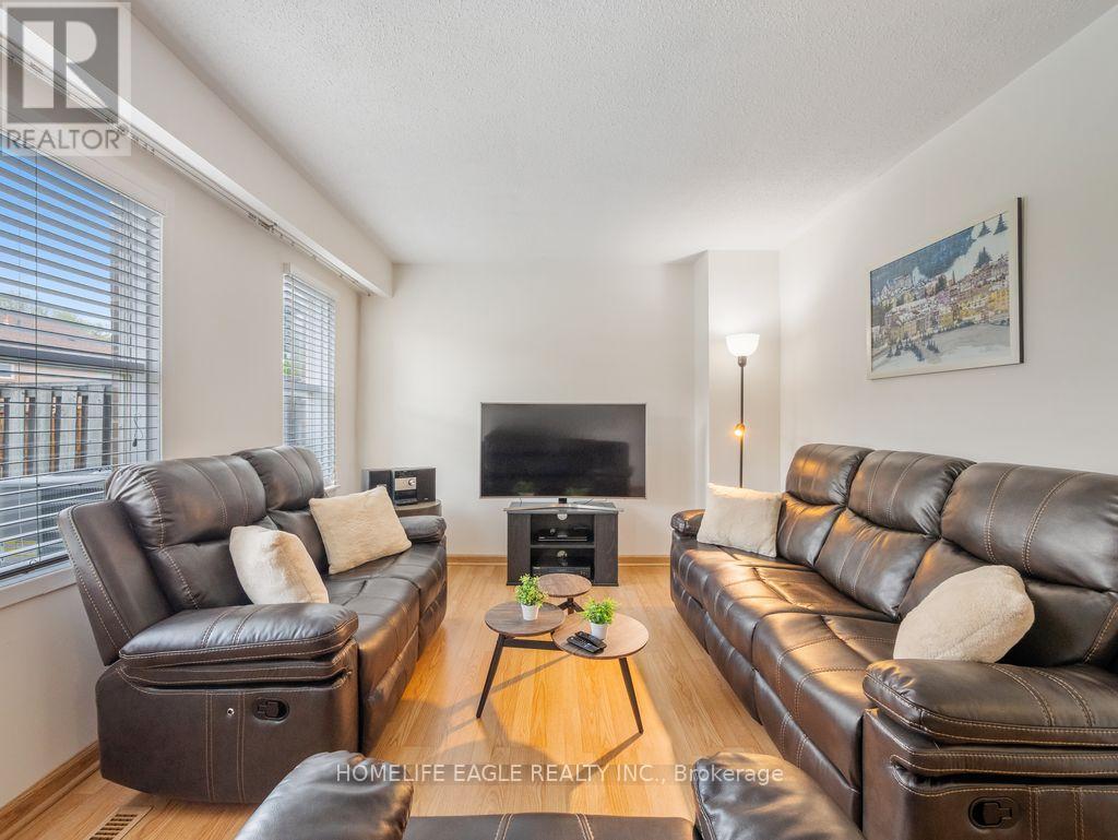 16 - 7255 Dooley Drive, Mississauga, ON - Indoor Photo Showing Living Room