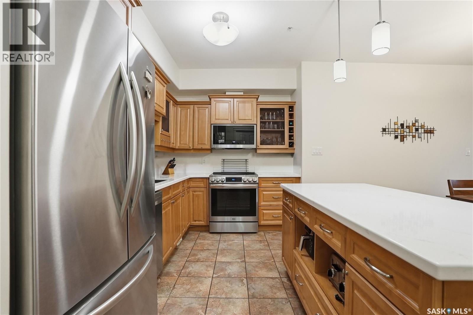 207 615 Saskatchewan Crescent W, Saskatoon, SK - Indoor Photo Showing Kitchen With Stainless Steel Kitchen