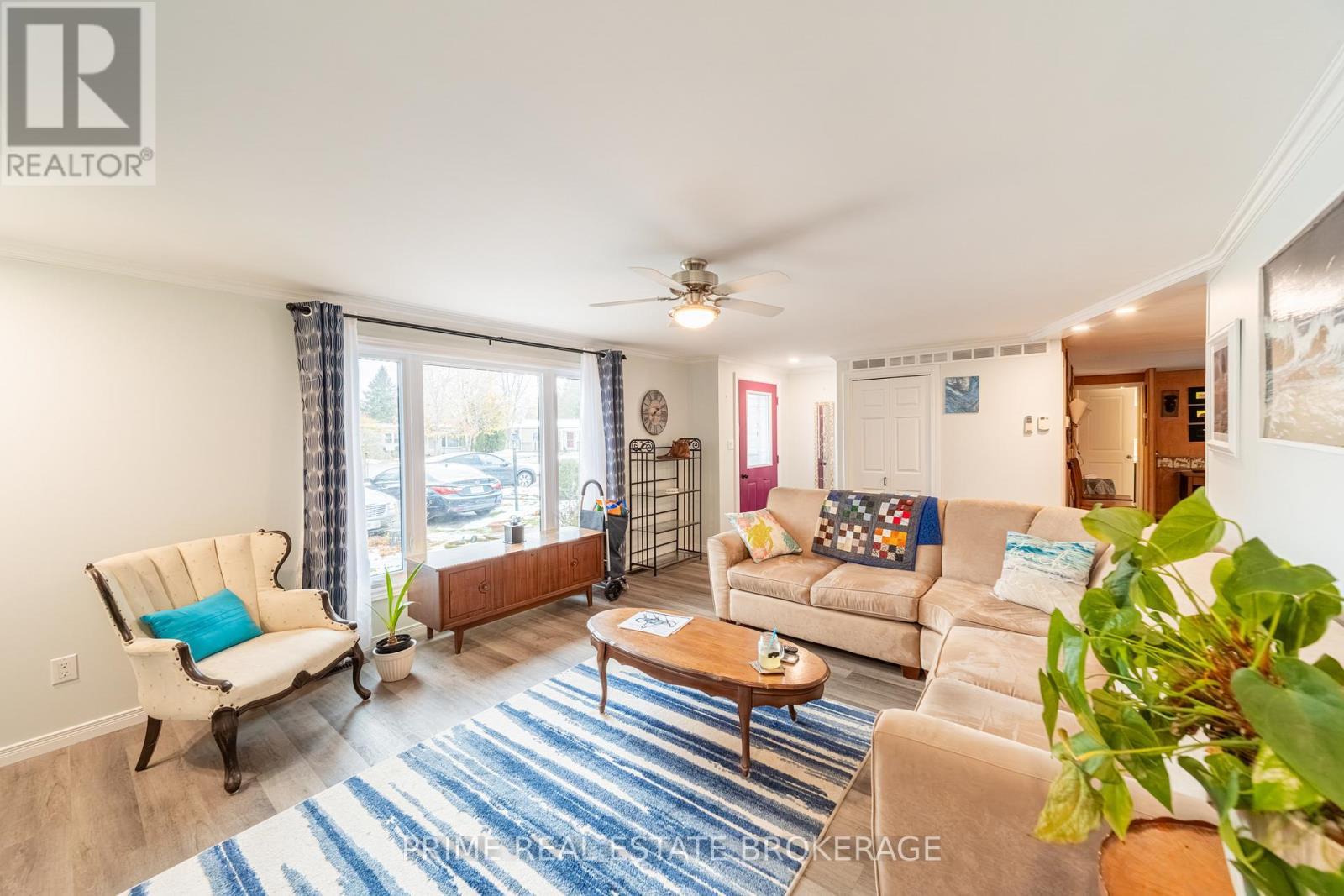 246 Southwinds Court, South Huron (Stephen), ON - Indoor Photo Showing Living Room