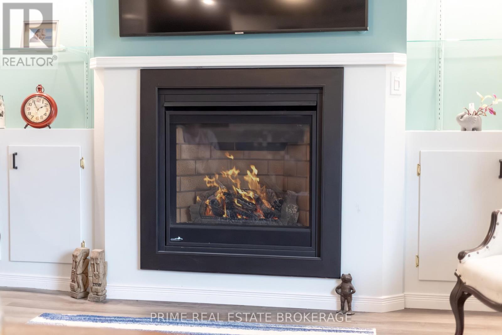 246 Southwinds Court, South Huron (Stephen), ON - Indoor Photo Showing Living Room With Fireplace
