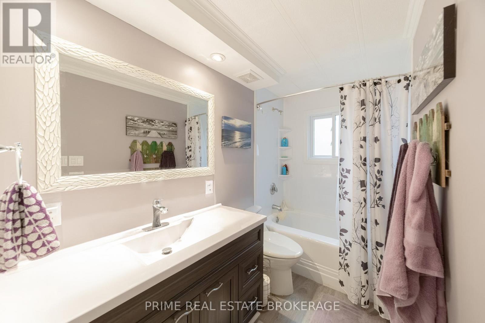 246 Southwinds Court, South Huron (Stephen), ON - Indoor Photo Showing Bathroom