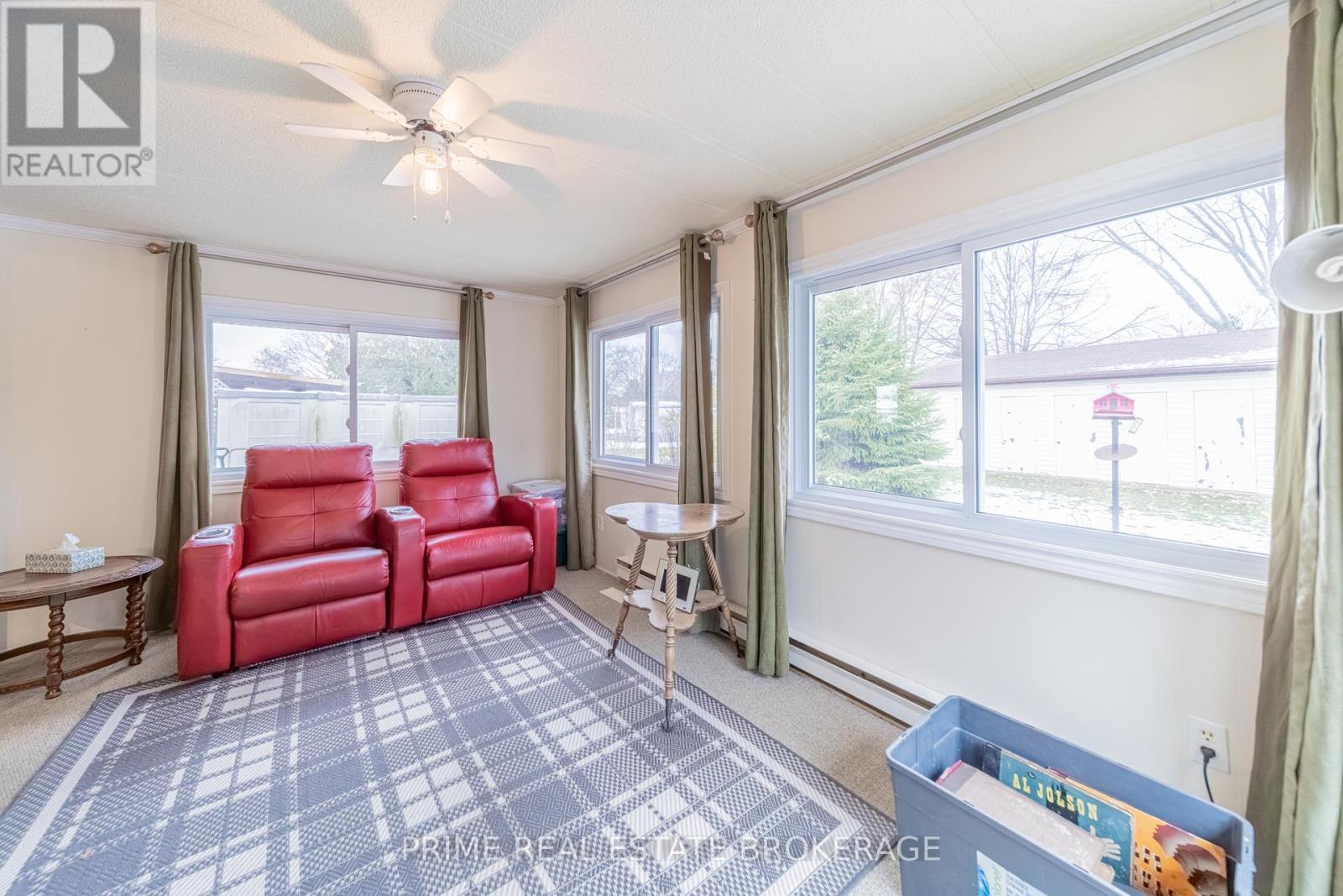 246 Southwinds Court, South Huron (Stephen), ON - Indoor Photo Showing Living Room
