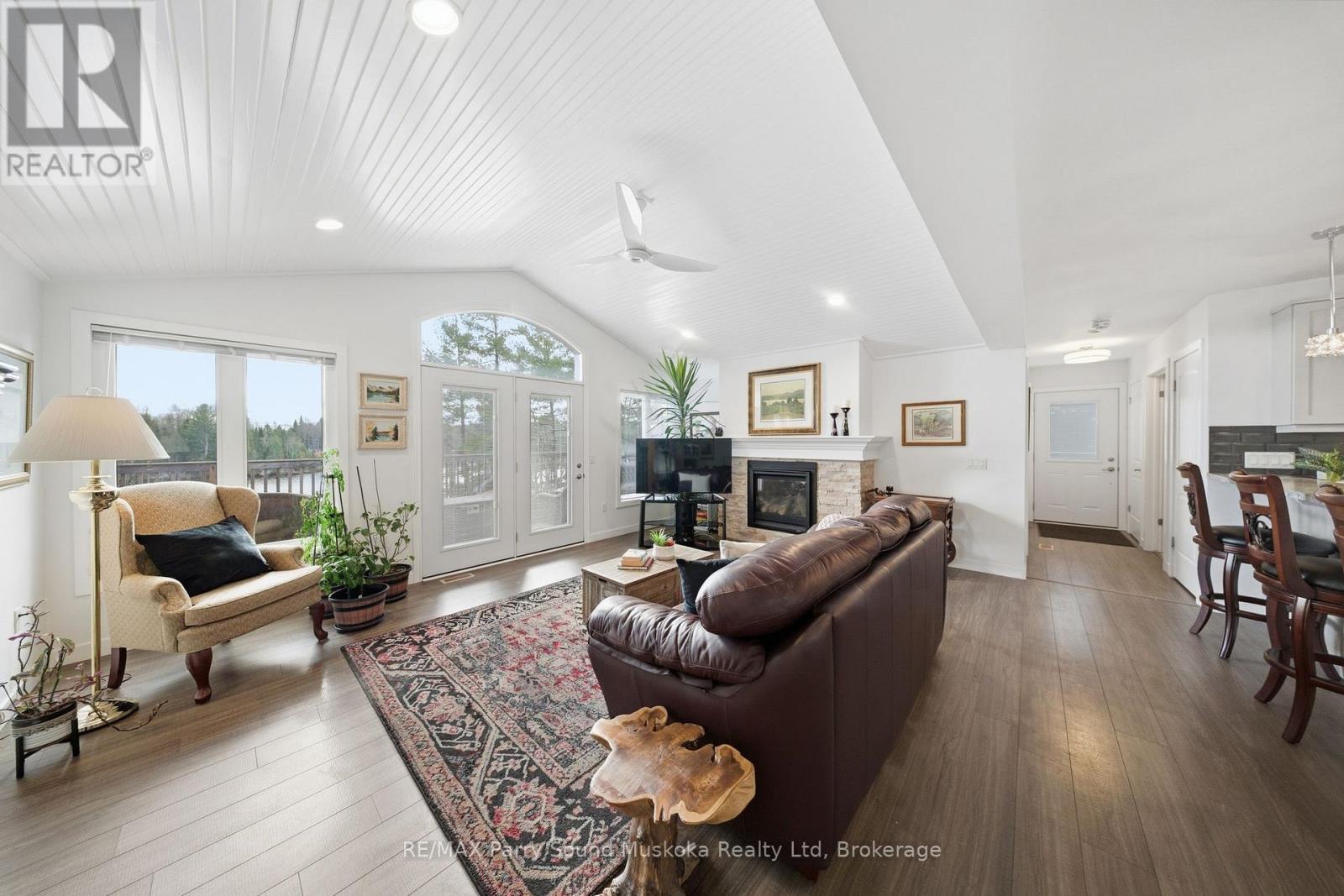 215 Dunchurch Estates Road, Whitestone (Hagerman), ON - Indoor Photo Showing Living Room