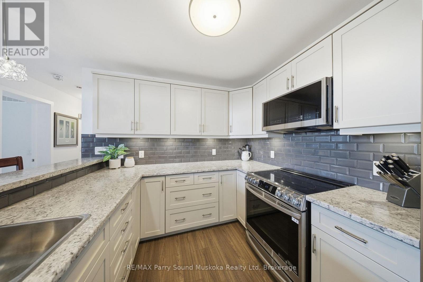 215 Dunchurch Estates Road, Whitestone (Hagerman), ON - Indoor Photo Showing Kitchen With Upgraded Kitchen