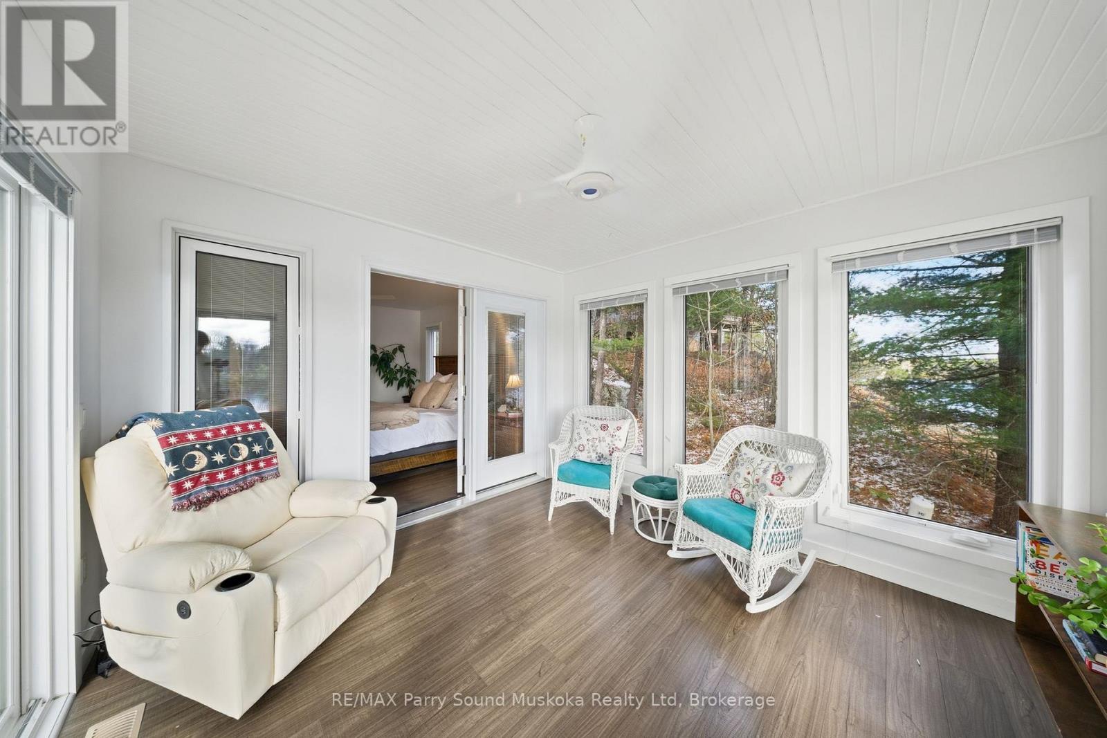 215 Dunchurch Estates Road, Whitestone (Hagerman), ON - Indoor Photo Showing Living Room