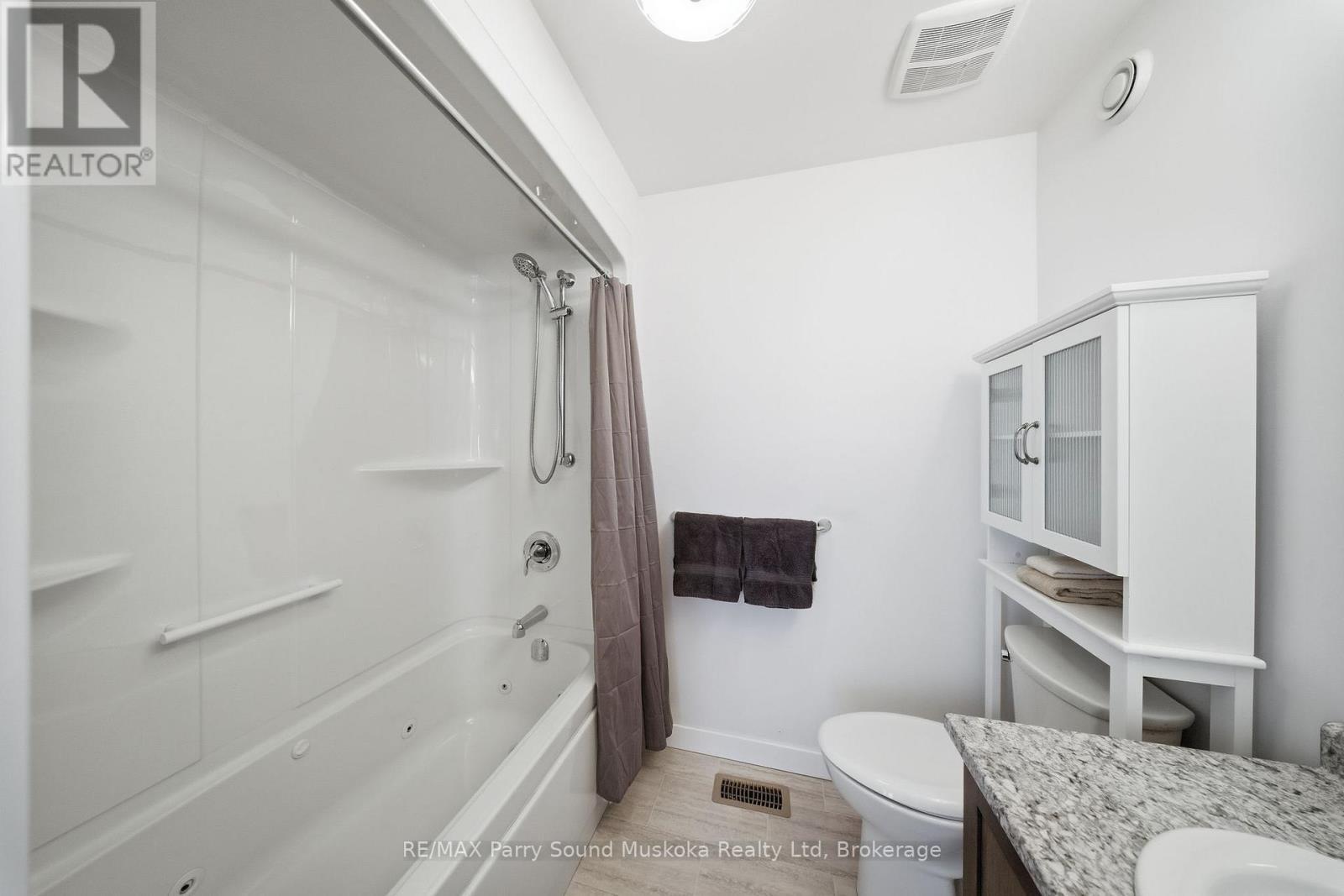 215 Dunchurch Estates Road, Whitestone (Hagerman), ON - Indoor Photo Showing Bathroom