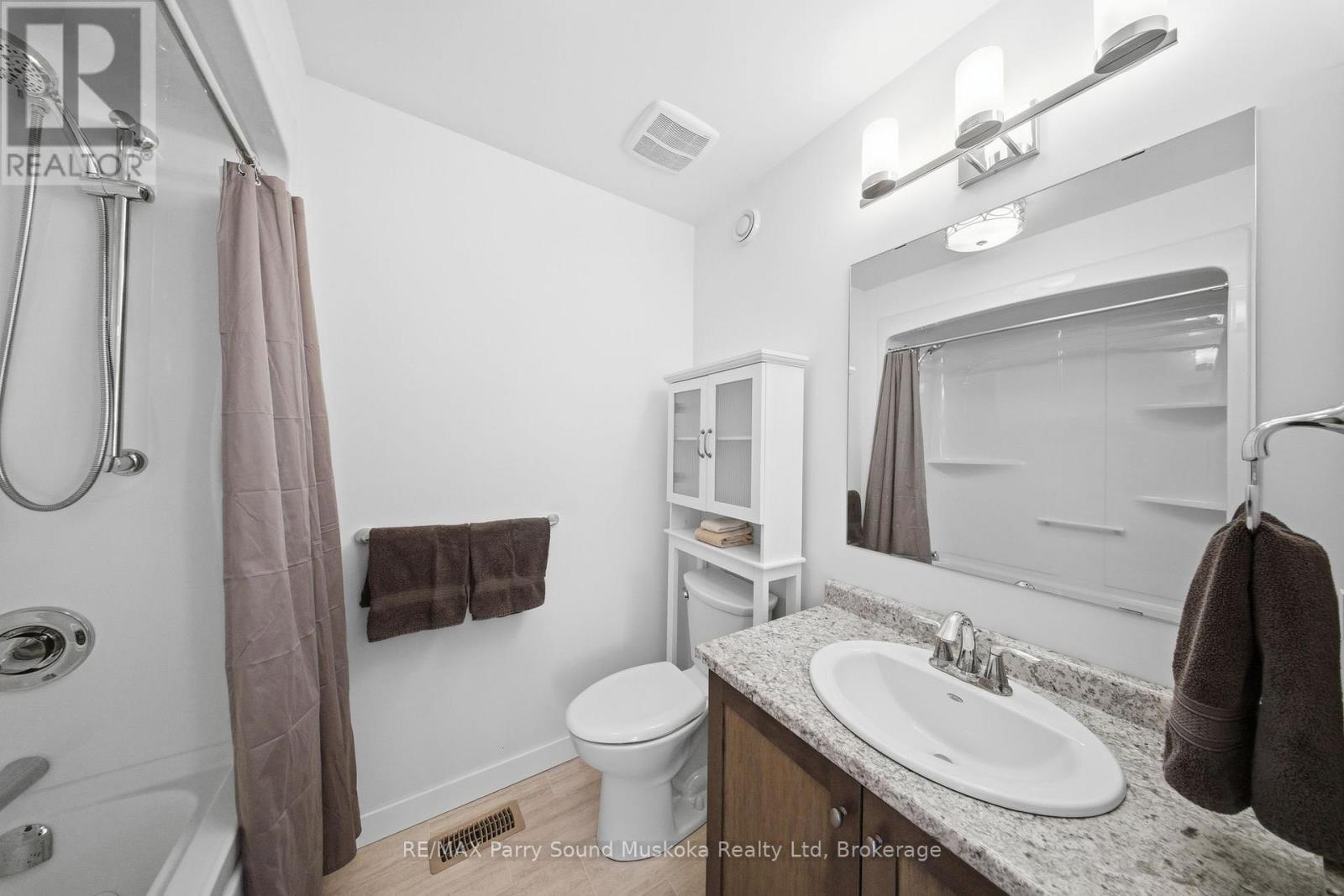 215 Dunchurch Estates Road, Whitestone (Hagerman), ON - Indoor Photo Showing Bathroom