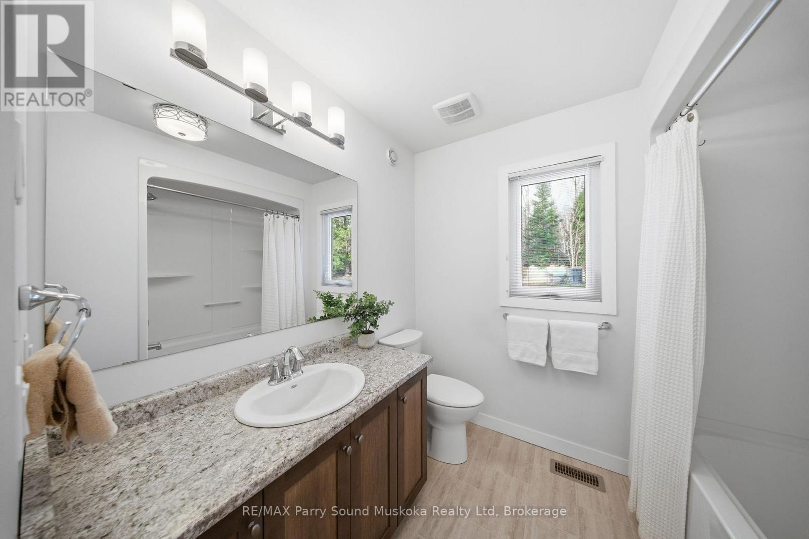 215 Dunchurch Estates Road, Whitestone (Hagerman), ON - Indoor Photo Showing Bathroom