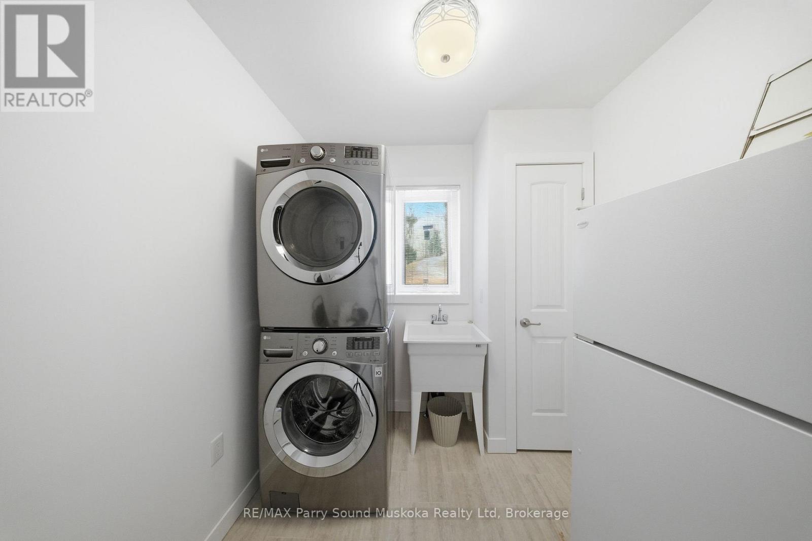215 Dunchurch Estates Road, Whitestone (Hagerman), ON - Indoor Photo Showing Laundry Room