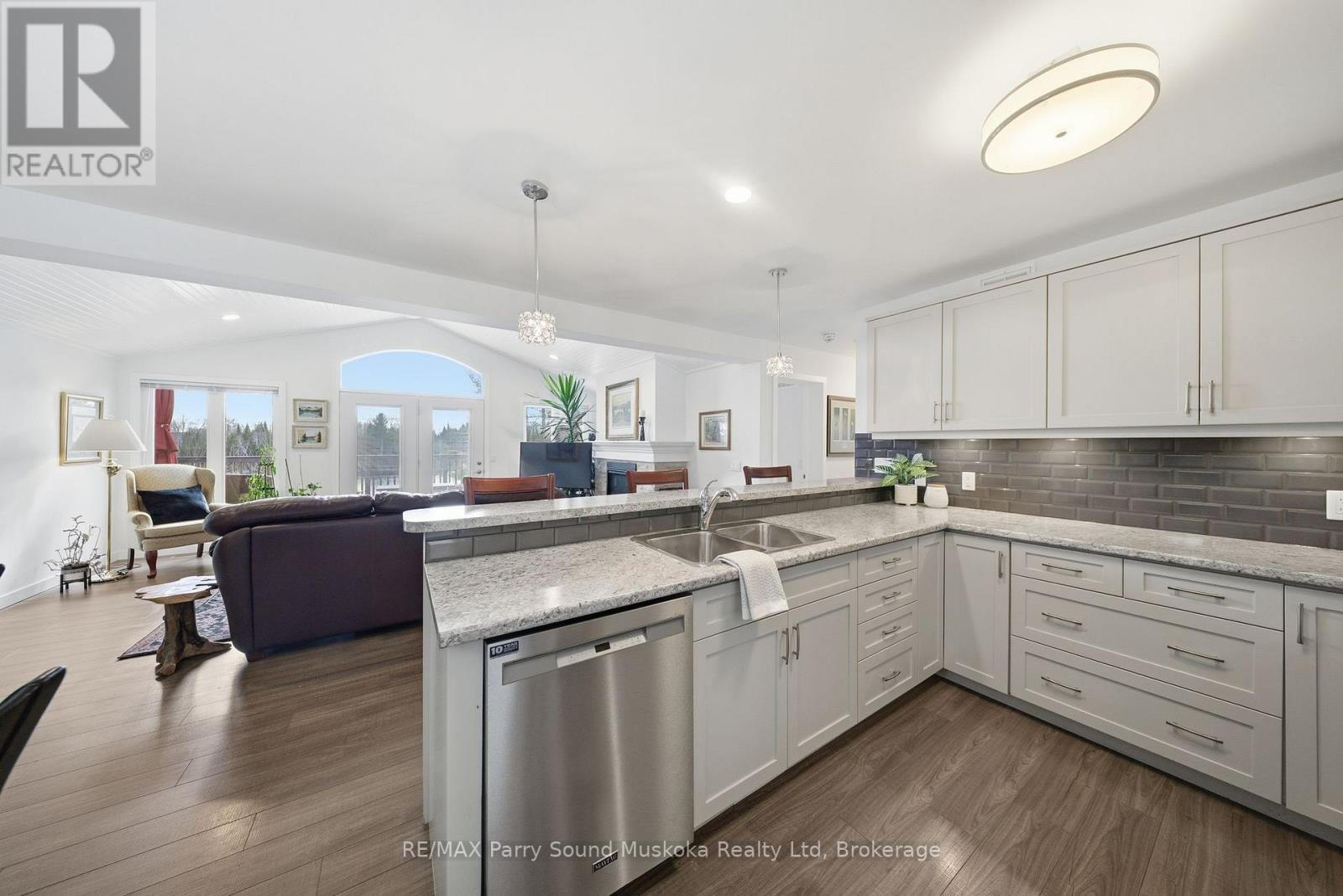 215 Dunchurch Estates Road, Whitestone (Hagerman), ON - Indoor Photo Showing Kitchen With Double Sink With Upgraded Kitchen