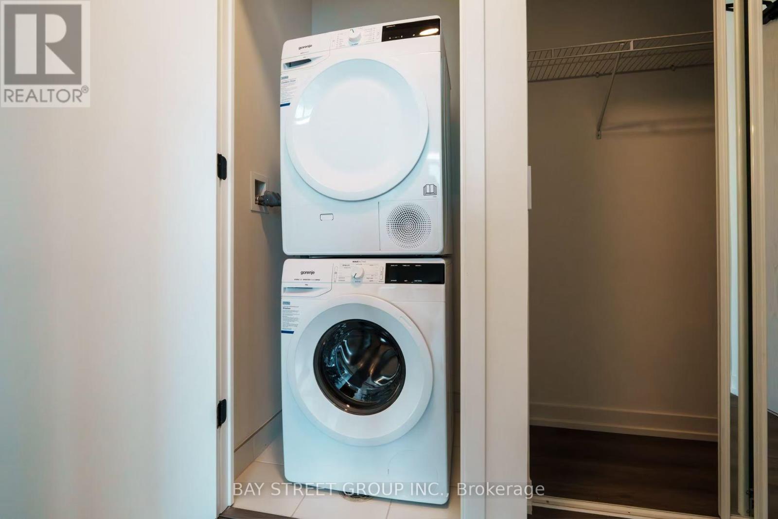 Washer & Dryer - 1105 - 28 Interchange Way, Vaughan, ON - Indoor Photo Showing Laundry Room