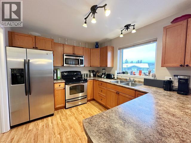 7 Goldeneye Place, Whitehorse, YT - Indoor Photo Showing Kitchen With Double Sink