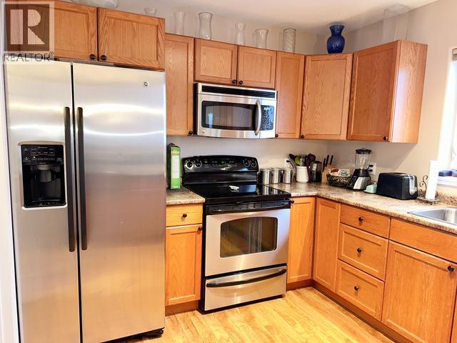 7 Goldeneye Place, Whitehorse, YT - Indoor Photo Showing Kitchen