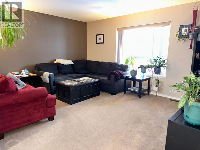 7 Goldeneye Place, Whitehorse, YT - Indoor Photo Showing Living Room
