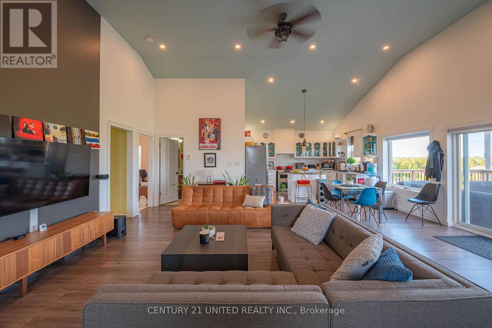 257 10Th Line Rd South Dummer Road, Douro-Dummer, ON - Indoor Photo Showing Living Room