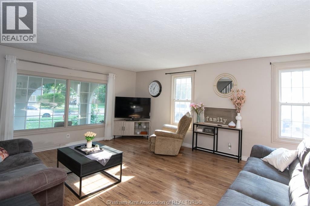 232 Hughes Street, Dresden, ON - Indoor Photo Showing Living Room