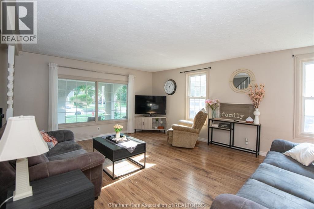 232 Hughes Street, Dresden, ON - Indoor Photo Showing Living Room