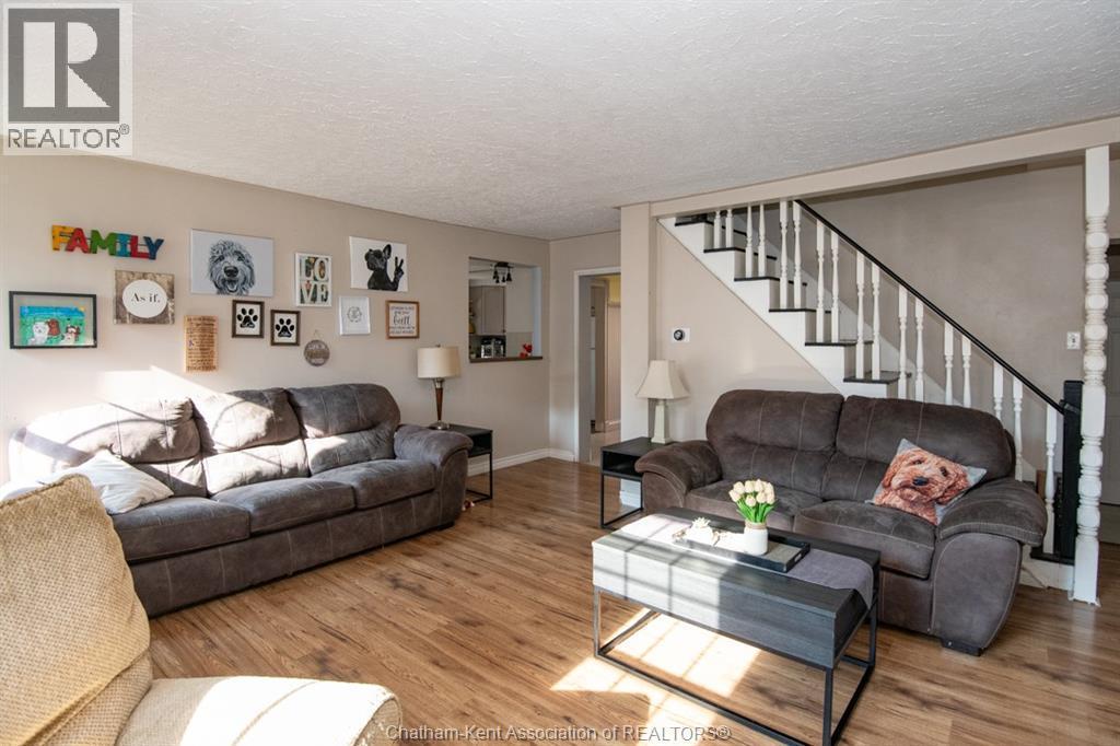 232 Hughes Street, Dresden, ON - Indoor Photo Showing Living Room