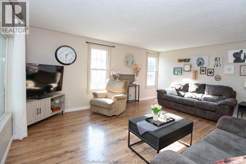232 Hughes Street, Dresden, ON - Indoor Photo Showing Living Room