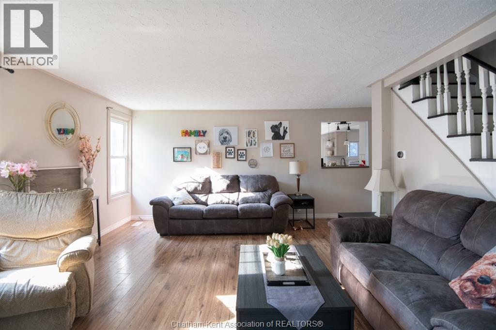 232 Hughes Street, Dresden, ON - Indoor Photo Showing Living Room