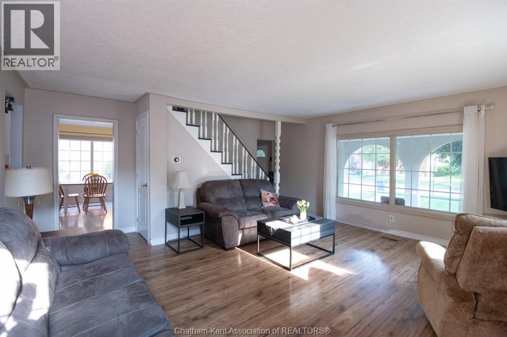 232 Hughes Street, Dresden, ON - Indoor Photo Showing Living Room