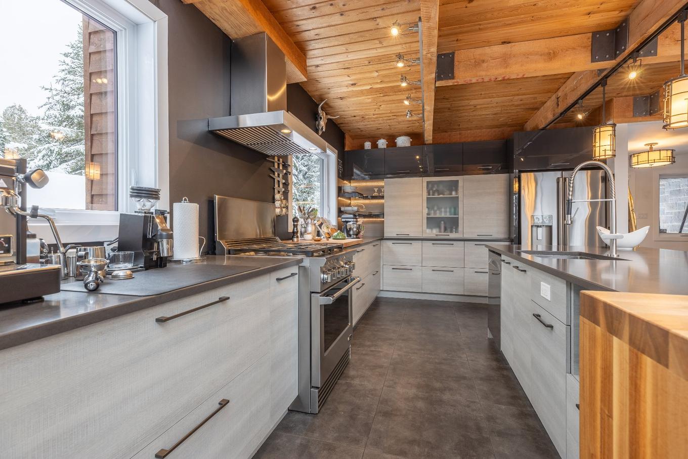 Kitchen - 421 Ch. Ferland, Saint-Michel-Des-Saints, QC - Indoor Photo Showing Kitchen With Upgraded Kitchen