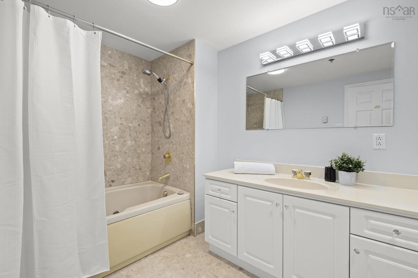 702 1465 Brenton Street, Halifax, NS