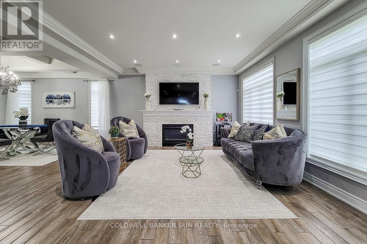 32 Kingspoint Circle, Hamilton, ON - Indoor Photo Showing Living Room With Fireplace