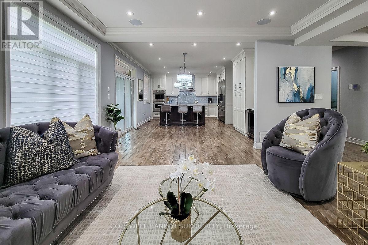 32 Kingspoint Circle, Hamilton, ON - Indoor Photo Showing Living Room