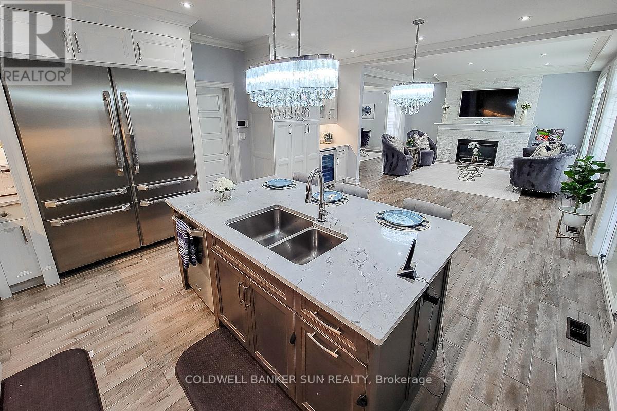 32 Kingspoint Circle, Hamilton, ON - Indoor Photo Showing Kitchen With Double Sink With Upgraded Kitchen