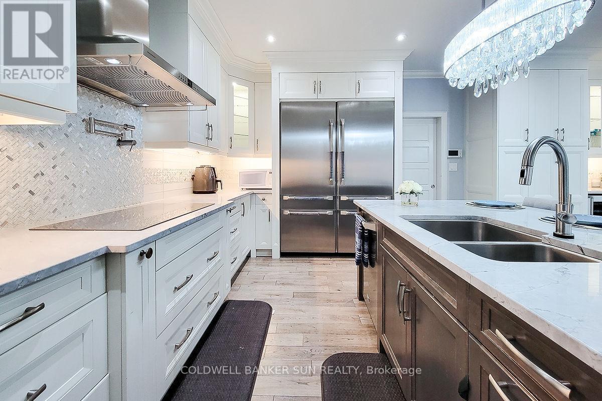 32 Kingspoint Circle, Hamilton, ON - Indoor Photo Showing Kitchen With Double Sink With Upgraded Kitchen