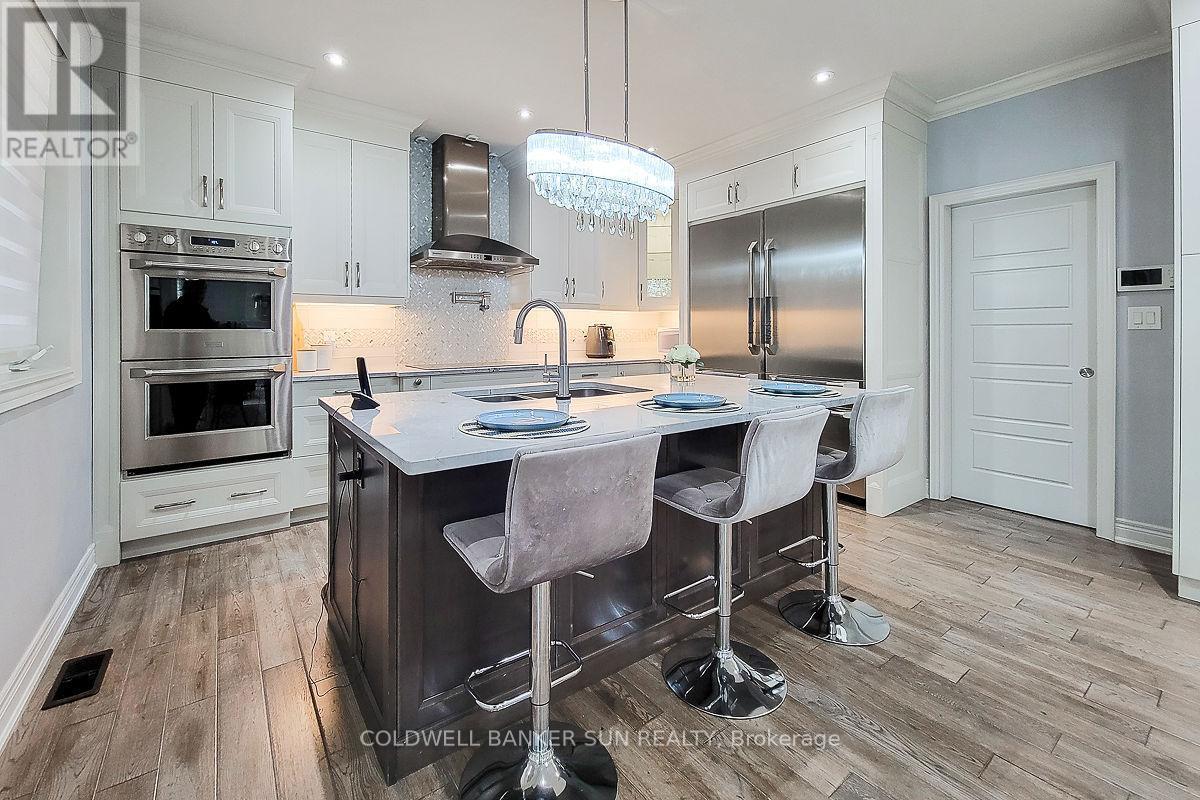 32 Kingspoint Circle, Hamilton, ON - Indoor Photo Showing Kitchen With Upgraded Kitchen