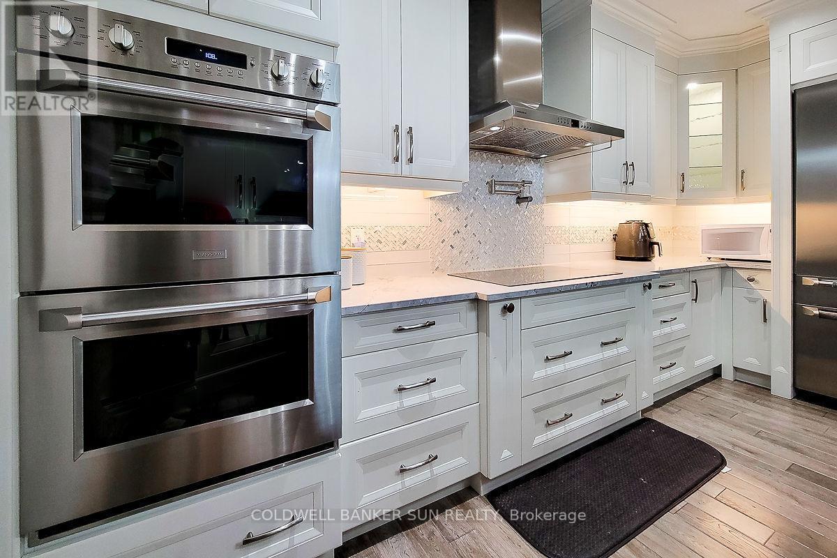 32 Kingspoint Circle, Hamilton, ON - Indoor Photo Showing Kitchen With Upgraded Kitchen