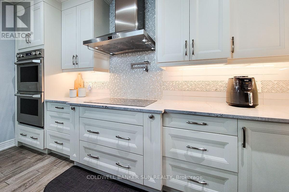 32 Kingspoint Circle, Hamilton, ON - Indoor Photo Showing Kitchen With Upgraded Kitchen